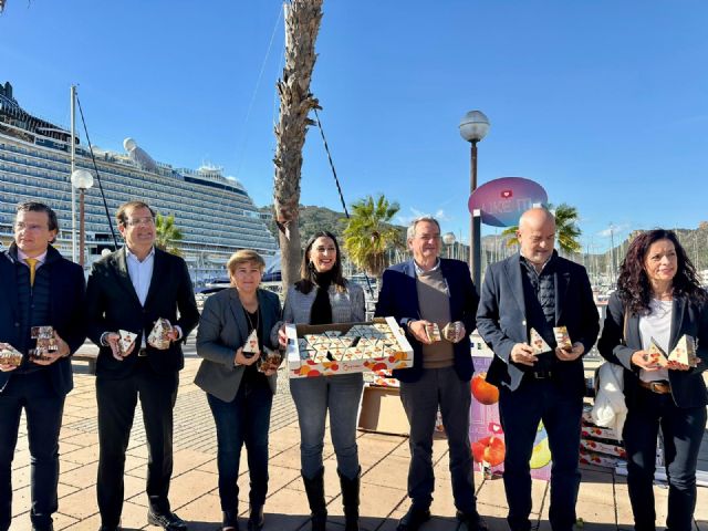 1.500 raciones de uva de mesa para obsequiar a los cruceristas que han legado hoy a Cartagena - 1, Foto 1