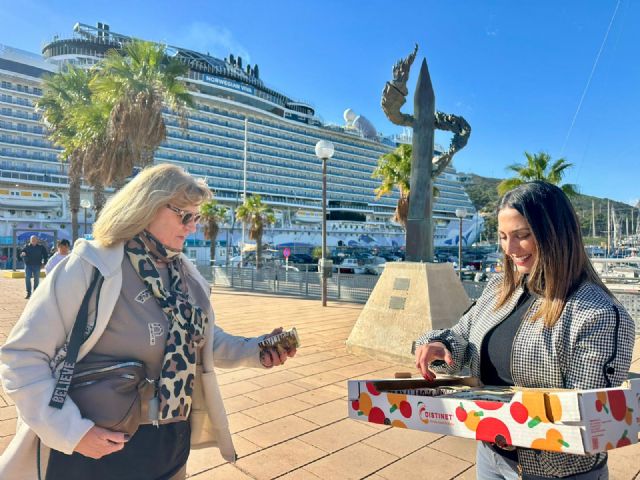 1.500 raciones de uva de mesa para obsequiar a los cruceristas que han legado hoy a Cartagena - 2, Foto 2