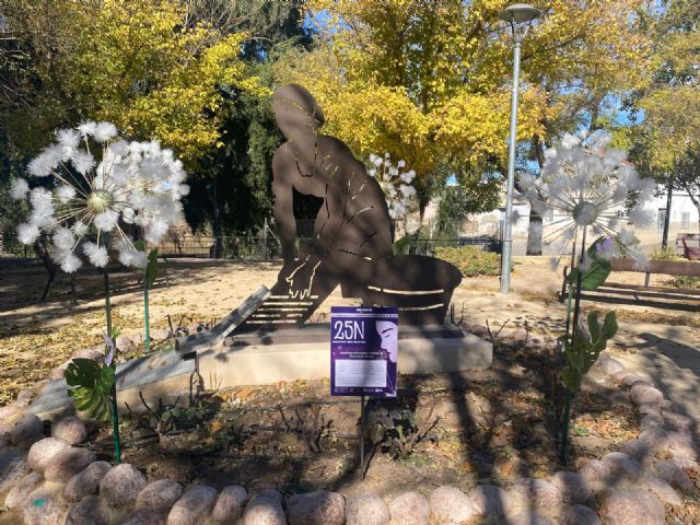 Bullas rinde homenaje a las mujeres víctimas de violencia de género con la instalación Semillas en el viento que no calla - 1, Foto 1