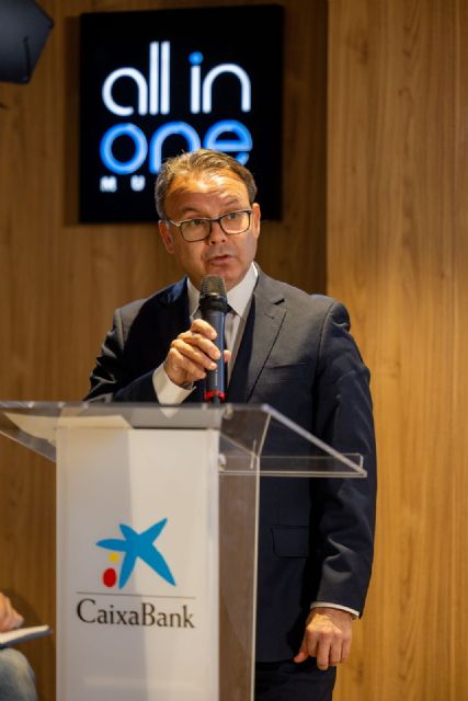 CaixaBank reúne a cerca de un centenar de personas en Murcia en una charla sobre longevidad saludable con Xavier Sardà y el catedrático José Viña - 1, Foto 1