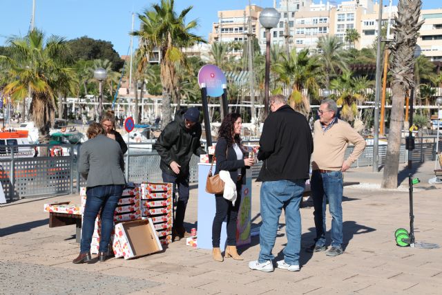 La campaña de APOEXPA reparte 1.500 raciones de uva de mesa a turistas a bordo de una doble escala de crucero - 2, Foto 2