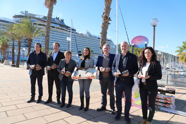La campaña de APOEXPA reparte 1.500 raciones de uva de mesa a turistas a bordo de una doble escala de crucero - 3, Foto 3