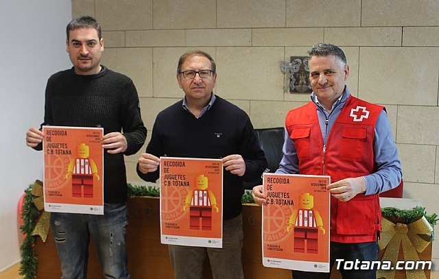 El Club Baloncesto de Totana promueve una recogida solidaria de juguetes a beneficio de Cruz Roja Española, Foto 1