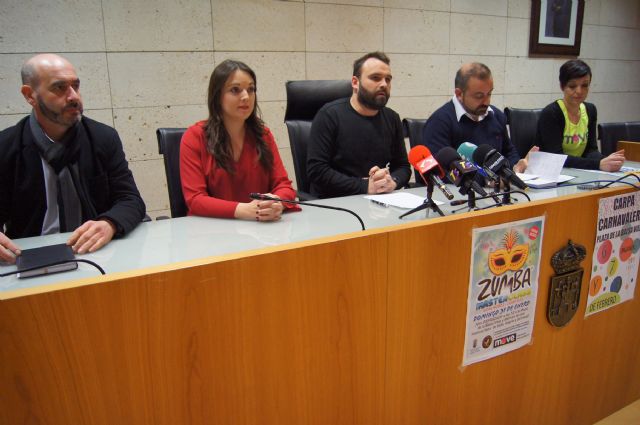 La Federación de Peñas de Carnaval habilita asientos con gradas en la calle Puente para presenciar en directo los tres desfiles, a beneficio de PADISITO - 1, Foto 1