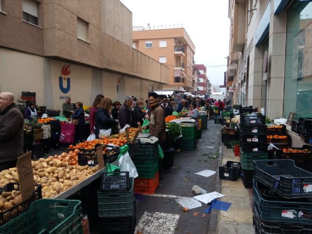 El Ayuntamiento recuerda la obligación de los puestos del mercado semanal de mantener limpia su zona a su término - 1, Foto 1