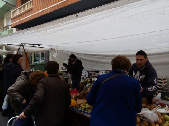 El Ayuntamiento recuerda la obligación de los puestos del mercado semanal de mantener limpia su zona a su término - 2, Foto 2