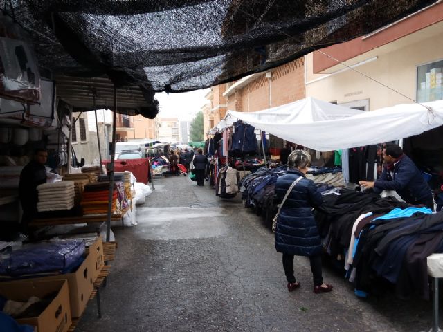 El Ayuntamiento recuerda la obligación de los puestos del mercado semanal de mantener limpia su zona a su término - 3, Foto 3