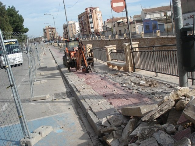 The Mayor of Totana strip IU periodicals and remember that criticized the demolition of sidewalks on Avenida de la Rambla, Foto 1