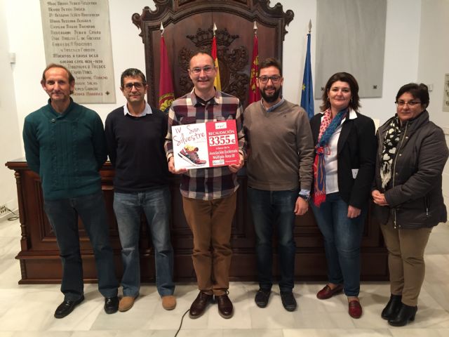 La asociación AEMA III recibe 3.355 euros solidarios de la IV San Silvestre Ciudad de Lorca - 1, Foto 1