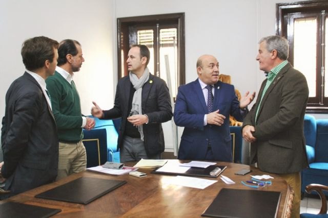La Comunidad pondrá en marcha un programa piloto para que una treintena de desempleados aprendan a montar una empresa agrícola - 1, Foto 1