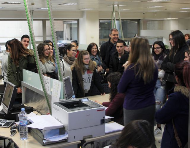 La secretaria general de la Consejería de Hacienda recibe a los alumnos de ´Gestión Administrativa del IES Vega Media de Alguazas - 1, Foto 1