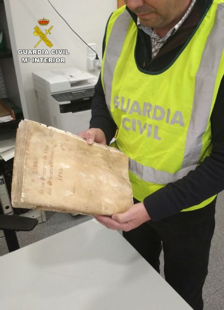 La Guardia Civil recupera tres volúmenes y documentación de valor histórico propiedad del Cabildo de la Diócesis de la Catedral - 1, Foto 1
