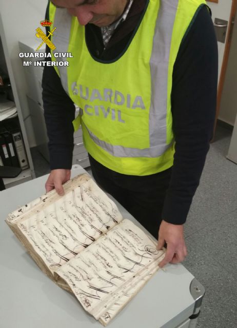 La Guardia Civil recupera tres volúmenes y documentación de valor histórico propiedad del Cabildo de la Diócesis de la Catedral - 2, Foto 2