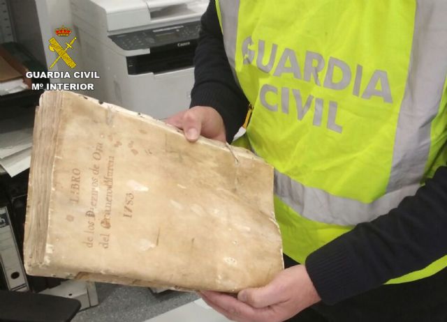 La Guardia Civil recupera tres volúmenes y documentación de valor histórico propiedad del Cabildo de la Diócesis de la Catedral - 3, Foto 3