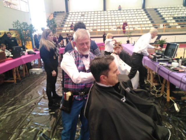 Numerosas personas participan en 