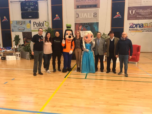 Numerosas personas participan en 