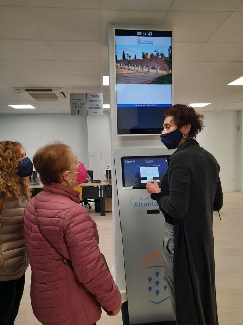 María Rosario es hoy la primera vecina en acceder a la nueva Oficina de Atención Ciudadana del Ayuntamiento - 2, Foto 2
