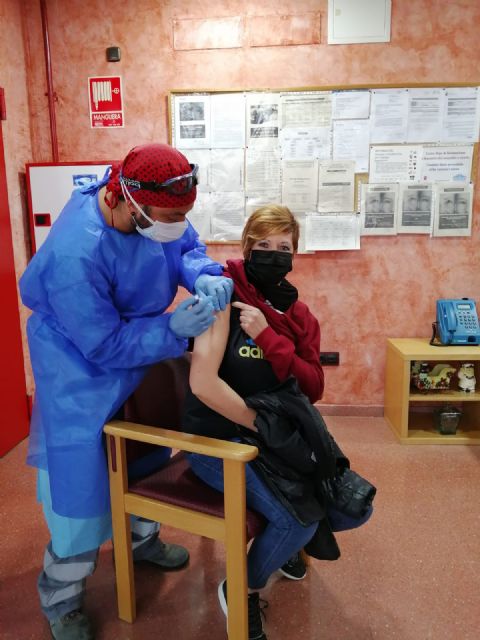 La segunda dosis de la vacuna contra la COVID-19 llega a la Residencia de Ancianos Nuestra Señora Virgen de la Esperanza - 1, Foto 1