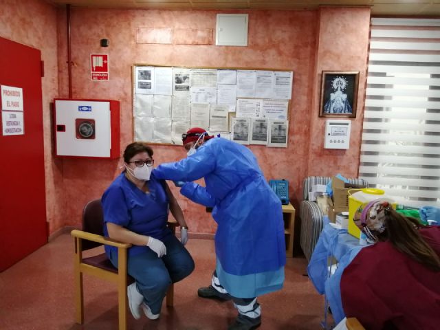 La segunda dosis de la vacuna contra la COVID-19 llega a la Residencia de Ancianos Nuestra Señora Virgen de la Esperanza - 2, Foto 2