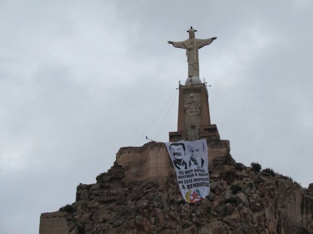 Cuelgan una pancarta de Lenin y Stalin en el Cristo de Monteagudo - 1, Foto 1