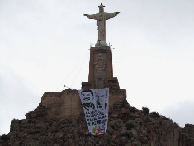 Cuelgan una pancarta de Lenin y Stalin en el Cristo de Monteagudo - 2, Foto 2
