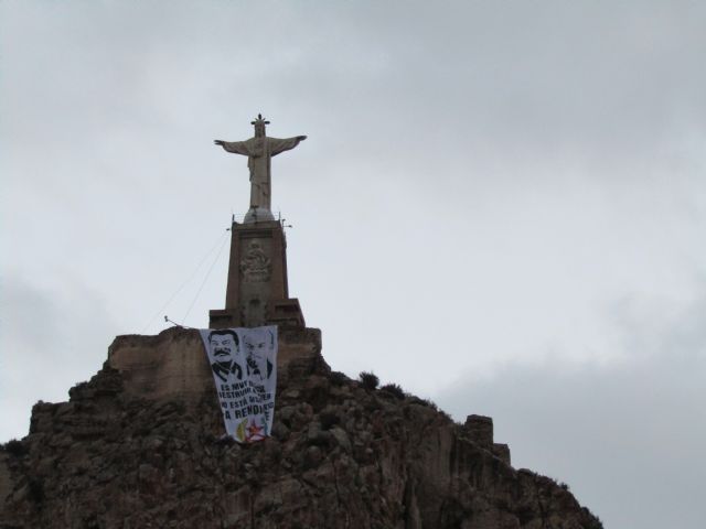 Cuelgan una pancarta de Lenin y Stalin en el Cristo de Monteagudo - 3, Foto 3