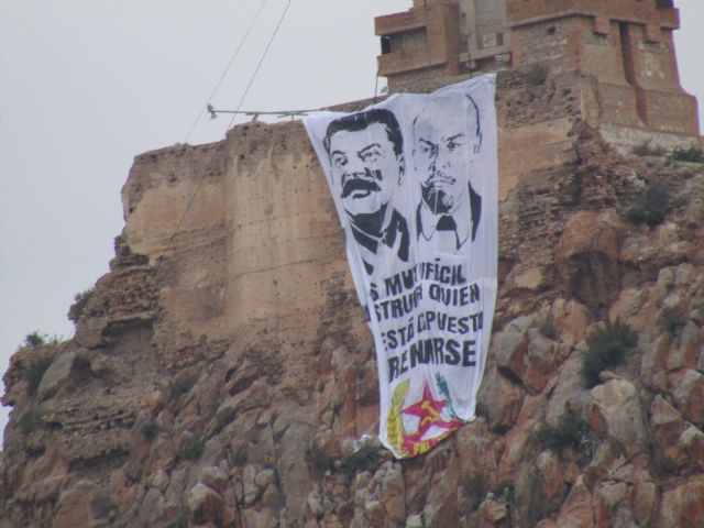 Cuelgan una pancarta de Lenin y Stalin en el Cristo de Monteagudo - 4, Foto 4