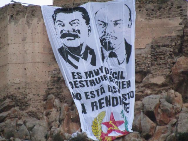 Cuelgan una pancarta de Lenin y Stalin en el Cristo de Monteagudo - 5, Foto 5