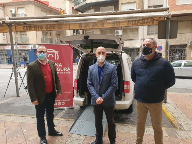 Las personas gravemente afectadas en su movilidad y con problemas para utilizar los transportes públicos colectivos podrán acogerse a ayudas para el transporte en taxi adaptado - 1, Foto 1