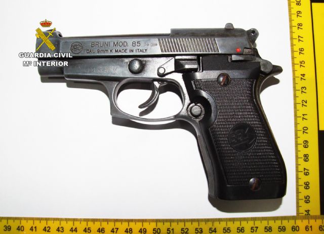 La Guardia Civil detiene a una pareja por cultivo y venta de marihuana y por la tenencia ilícita de dos armas de fuego - 2, Foto 2