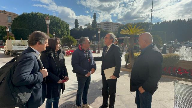 Las plataformas vecinales entregan una queja al Defensor del Pueblo contra el Plan de Movilidad - 1, Foto 1