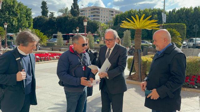 Las plataformas vecinales entregan una queja al Defensor del Pueblo contra el Plan de Movilidad - 2, Foto 2