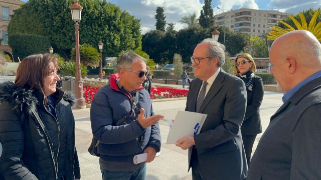 Las plataformas vecinales entregan una queja al Defensor del Pueblo contra el Plan de Movilidad - 3, Foto 3