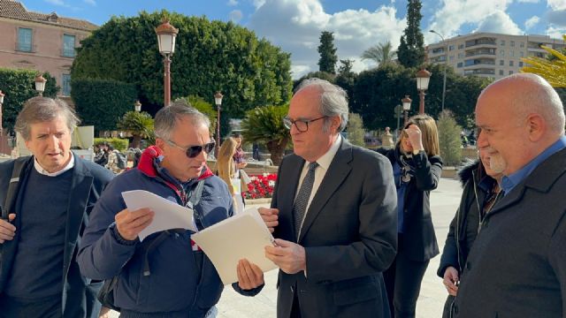 Las plataformas vecinales entregan una queja al Defensor del Pueblo contra el Plan de Movilidad - 4, Foto 4