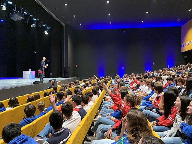 Pedro García Aguado en el teatro de invierno con los jóvenes estudiantes de Secundaria del municipio - 1, Foto 1