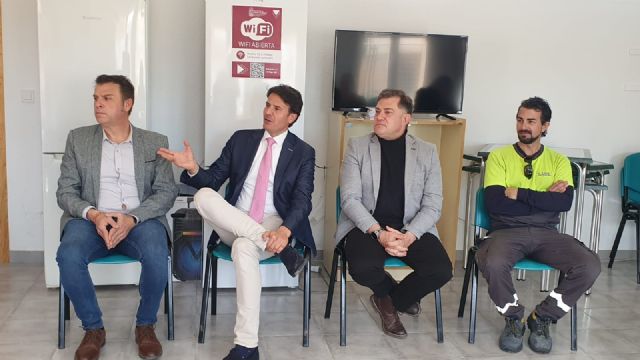 El alcalde anuncia que las Escuelas Viejas de El Fenazar ya cuentan con servicio de fibra óptica - 1, Foto 1