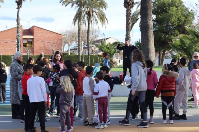 El programa intergeneracional “Tejiendo lazos” arranca “moviendo el esqueleto” - 2, Foto 2
