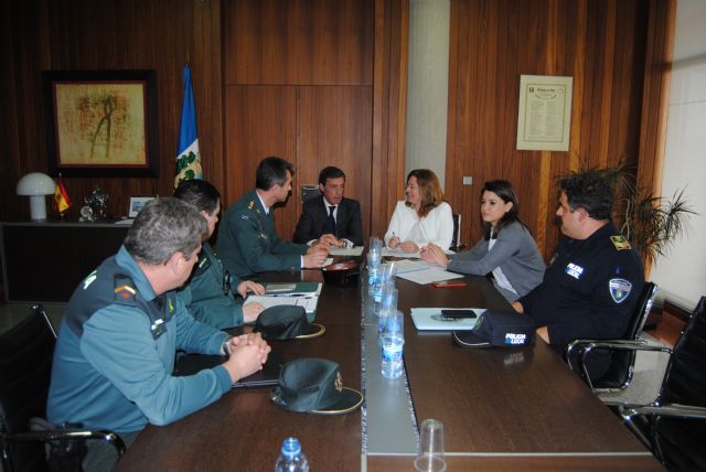 El delegado del Gobierno y la alcaldesa de San Pedro del Pinatar estudian medidas para reforzar campañas de prevención de delitos - 1, Foto 1
