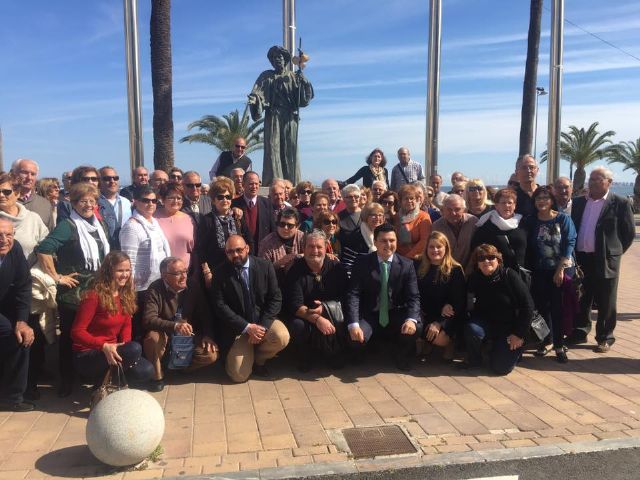 Alcalde recibe a la alcaldesa y  un centenar de vecinos de Mazarrón de visita en San Javier - 1, Foto 1