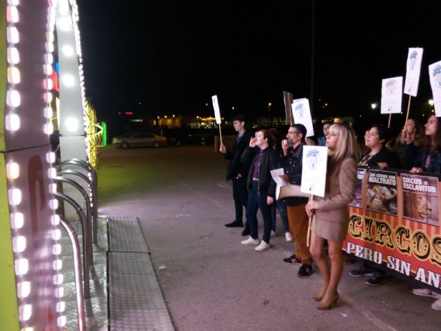 Colectivos y asociaciones animalistas realizan una concentración contra el  circo Alaska en Murcia - 3, Foto 3