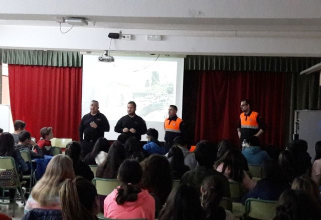 Voluntarios de Protección Civil imparten charlas informativas sobre primeros auxilios y simulacros de incendio y terremoto en los centros educativos, Foto 2