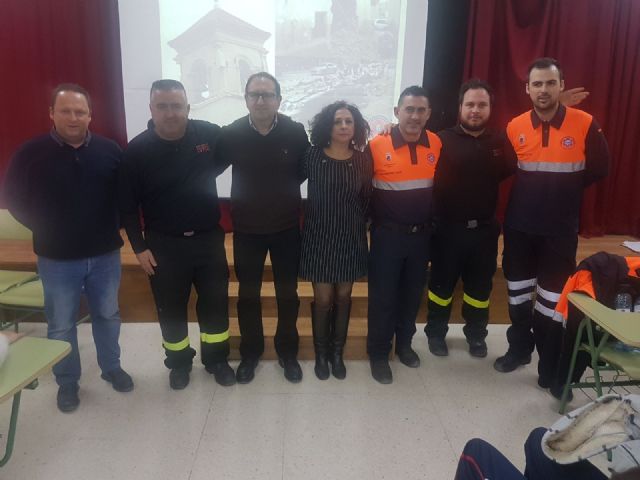 Voluntarios de Protección Civil imparten charlas informativas sobre primeros auxilios y simulacros de incendio y terremoto en los centros educativos, Foto 3