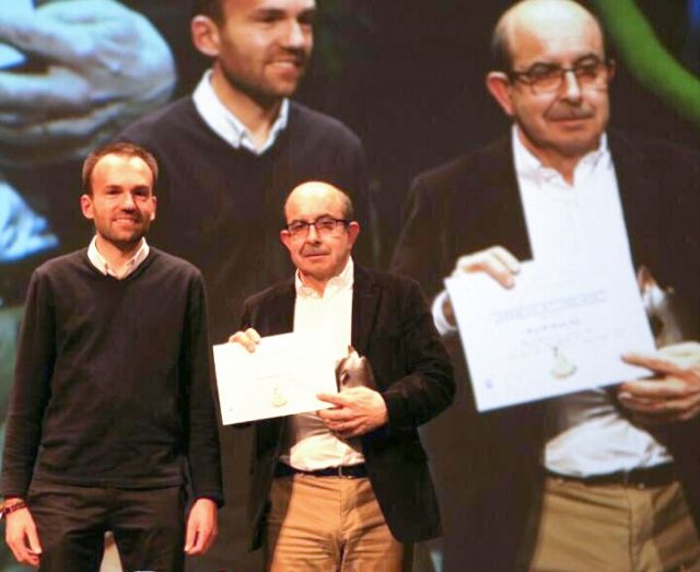 El director comercial de Aquadeus, Julián Garre, recoge el premio en la XXV Gala del Deporte de Lorca, Foto 1