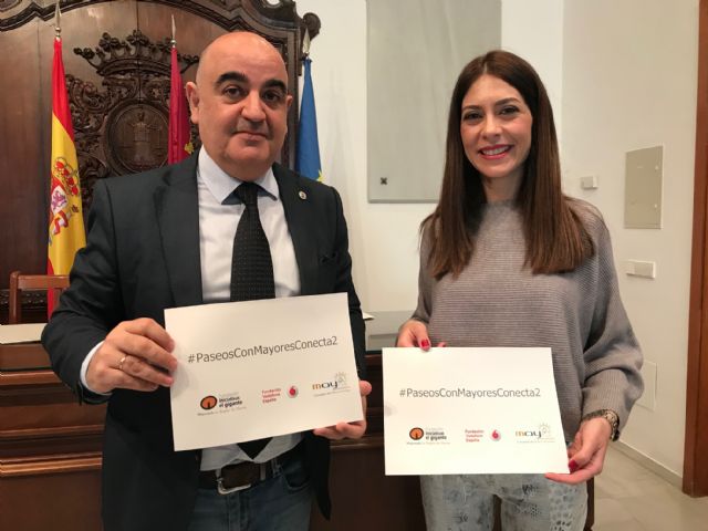 El Ayuntamiento e Iniciativas El Gigante organizan un ciclo de paseos para que los mayores lorquinos se familiaricen con el uso del teléfono móvil, tablets y sus aplicaciones - 1, Foto 1