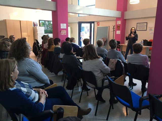 Las usuarias de la asociación de mujeres Isabel González aprenden más sobre reciclaje - 1, Foto 1