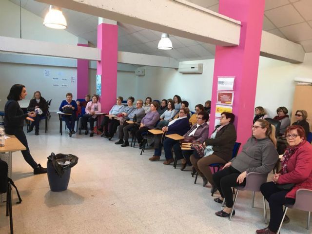 Las usuarias de la asociación de mujeres Isabel González aprenden más sobre reciclaje - 2, Foto 2
