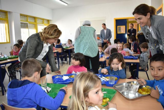 La consejera Adela Martínez-Cachá visita el comedor escolar del colegio José Alcolea Lacal de Archena - 1, Foto 1