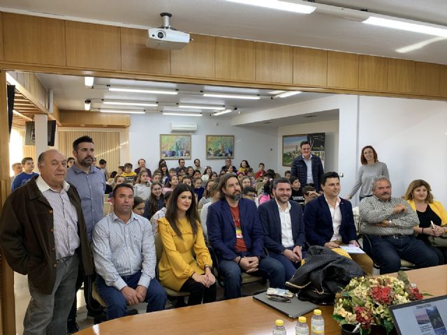 Bibliohospital que estrenan chalecos identificativos - 1, Foto 1