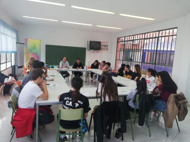 El Grupo Motor Juvenil del Presupuesto Participativo Joven se reúne con los técnicos municipales que han valorado las propuestas recogidas - 1, Foto 1
