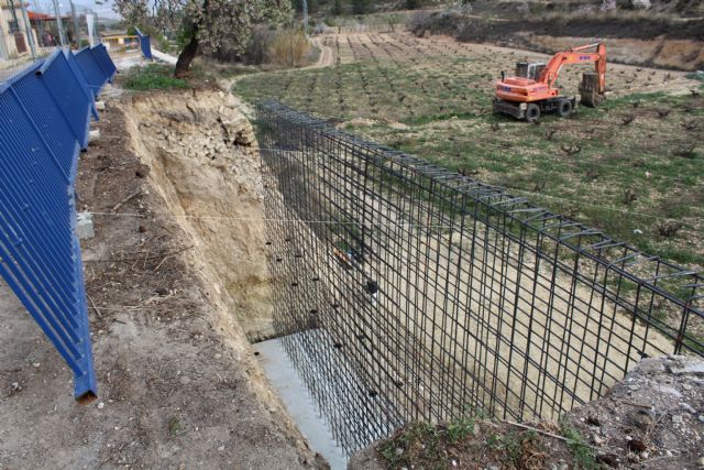 En marcha las obras de reconstrucción del muro de contención en la pedanía de La Zarza - 1, Foto 1